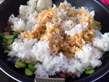蚕豆饭,然后放入火腿肠、米饭,淋少许酱油和<a style='color:red;display:inline-block;' href='/shicai/ 718'>料酒</a>,小火翻炒;(酱油少一点哦,因为有咸肉)