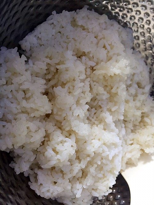 蚕豆饭,准备米饭,可以是前一天的剩饭,也可以晚上将米饭煮好,特意煮的话,米饭煮的稍稍硬一点,这样炒饭的口感会更好;