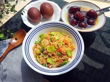 蚕豆饭,最后放入葱花和少许<a style='color:red;display:inline-block;' href='/shicai/ 717'>味精</a>炒匀,关火,装盘。