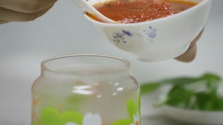 西式番茄酱,熬煮完后，稍作冷却盛碗里。