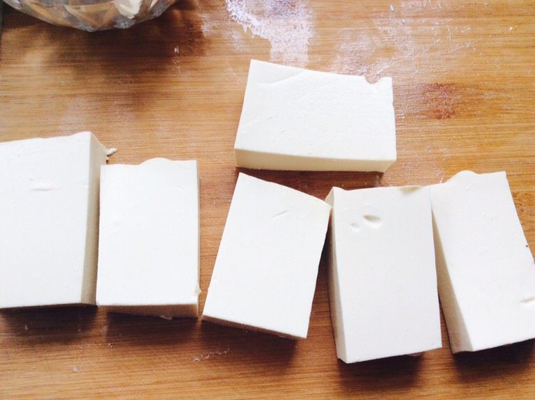 木耳豆腐盒子,<a style='color:red;display:inline-block;' href='/shicai/ 465'>豆腐</a>洗净切大概4公分左右的方块