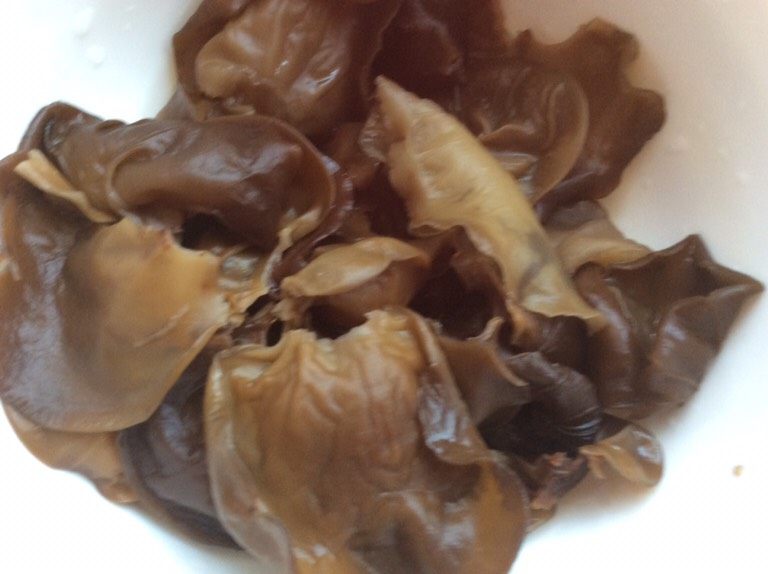 木耳豆腐盒子,泡发<a style='color:red;display:inline-block;' href='/shicai/ 233'>木耳</a>菜，去根洗净。