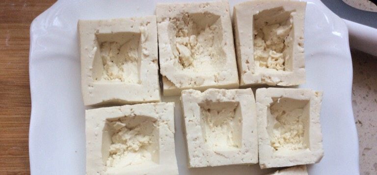 木耳豆腐盒子,豆腐中间挖洞备用