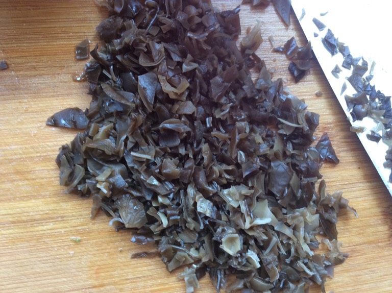 木耳豆腐盒子,木耳取一半切碎，留一半备用