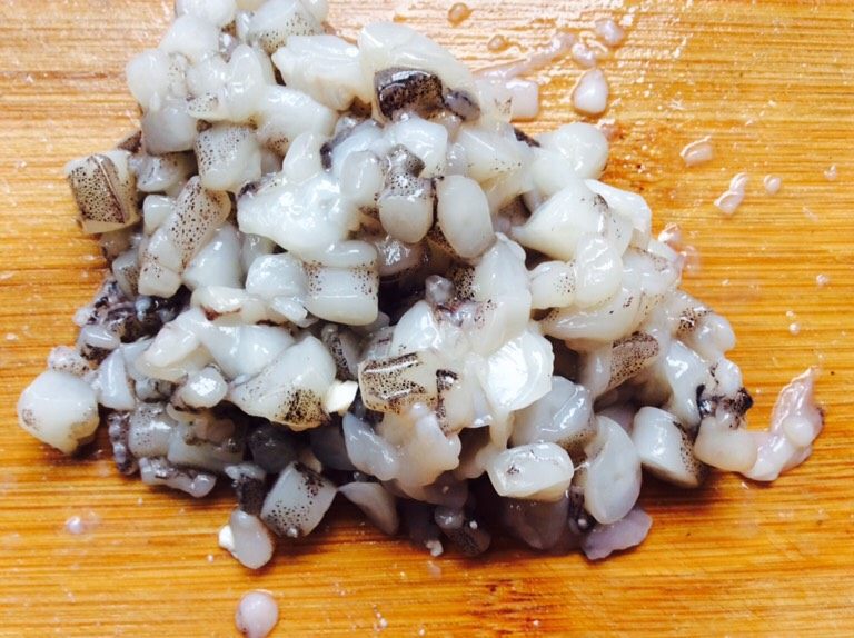 木耳豆腐盒子,把鱿鱼须切碎