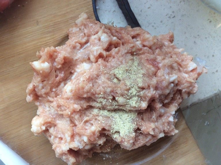 木耳豆腐盒子,<a style='color:red;display:inline-block;' href='/shicai/ 6081'>肉</a>剁碎放<a style='color:red;display:inline-block;' href='/shicai/ 720'>胡椒粉</a>备用