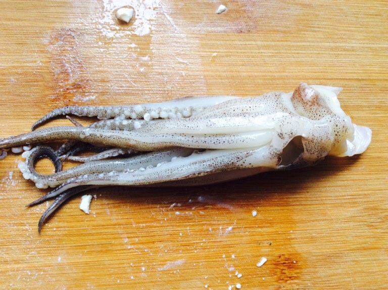 木耳豆腐盒子,<a style='color:red;display:inline-block;' href='/shicai/ 345'>鱿鱼</a>须，洗净去眼和头骨