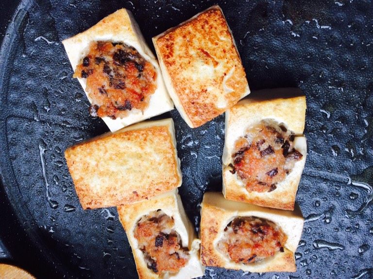 木耳豆腐盒子,下油锅煎制两面金黄即可