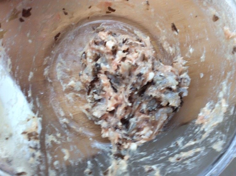 木耳豆腐盒子,拌好后揉成丸子装进豆腐盒中