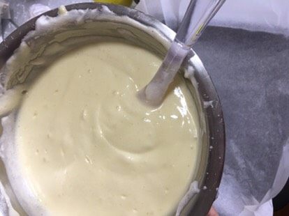 蔓越莓酸奶蛋糕,拌好的液体倒入八寸烤盘中。（我准备的是方形）