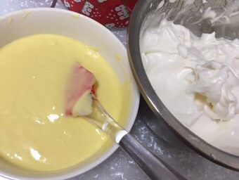蔓越莓酸奶蛋糕,蛋黄蛋白都做好了。