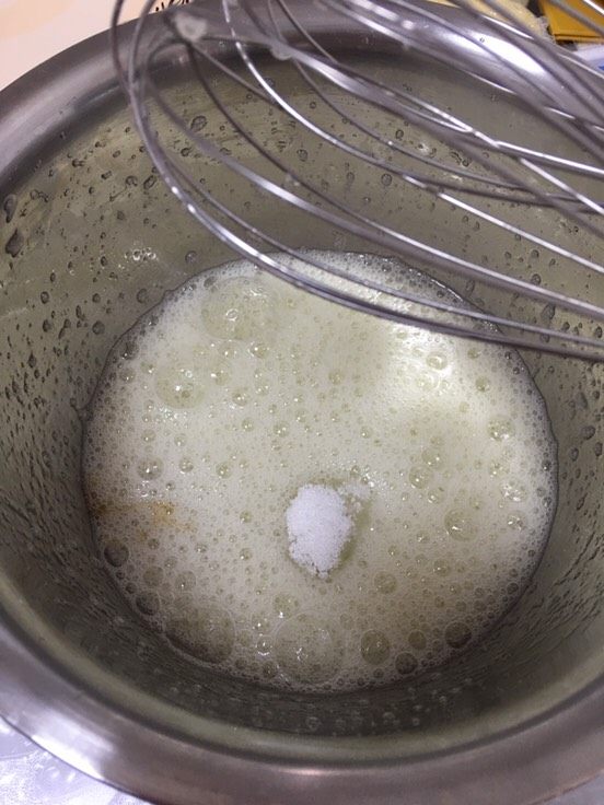 蔓越莓酸奶蛋糕,改中速打发，滴几滴香草汁；这种状态第一次放入白糖20g
