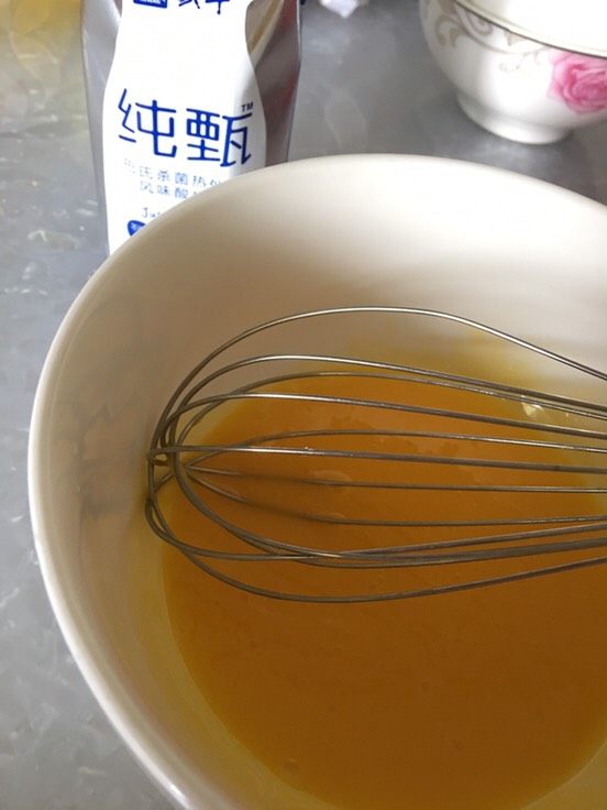 蔓越莓酸奶蛋糕,蛋黄打散搅拌均匀。