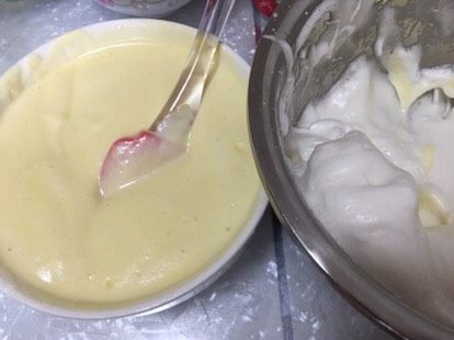 蔓越莓酸奶蛋糕,搅拌均匀，把蛋黄液在倒回打发的蛋白盆中，继续搅拌均匀。（这时候烤箱预热，最下面一层放入托盘里面倒上水）