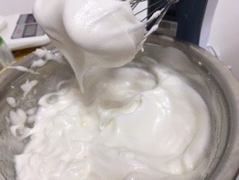 蔓越莓酸奶蛋糕,在中速打发，提起有小尖钩，就好了。