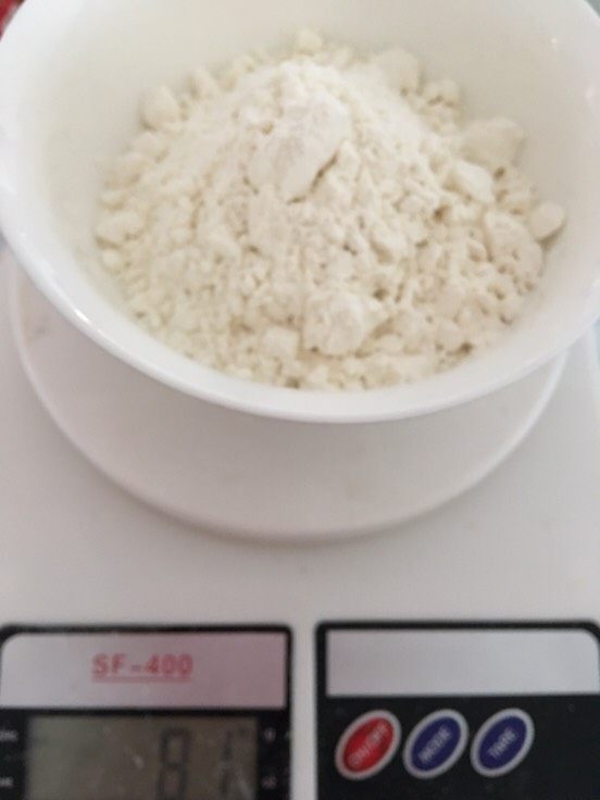 蔓越莓酸奶蛋糕,拿碗称80g低粉，准备个筛子。