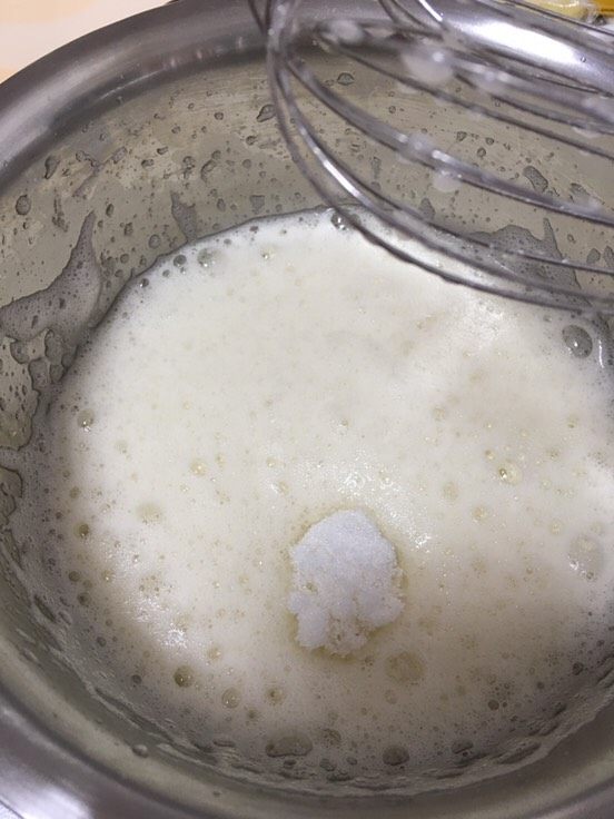 蔓越莓酸奶蛋糕,中速打发到细腻白泡，继续第二次放白糖20g。