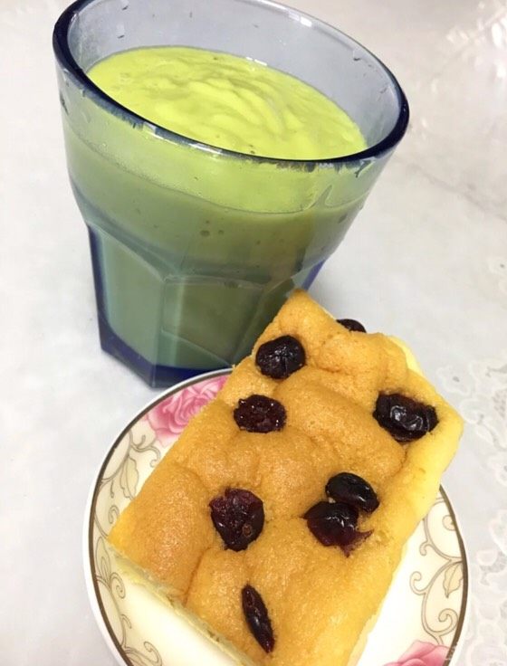 蔓越莓酸奶蛋糕,倒上一杯水果奶昔配上蛋糕美美哒下午茶开始了。*^_^*（我打的牛油果香蕉奶昔）