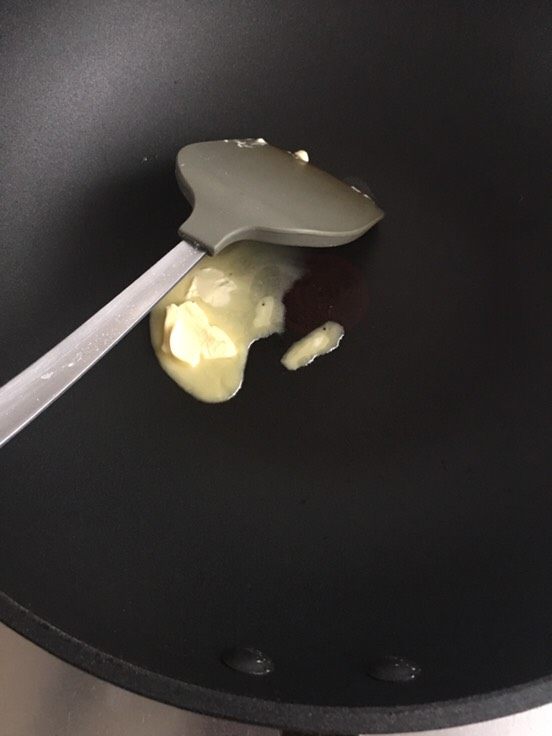 什锦披萨,趁发酵时间把蔬菜略炒一下,锅内黄油加热