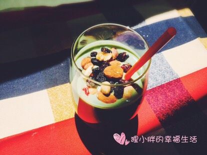 简单五步来杯青汁酸奶,我直接用的坚果包,里面有各类坚果,还有蓝莓干和蔓越莓干,对人体好处多多,每天吃适量坚果,也可以预防心脑血管疾病。这款青汁酸奶我经常喝,大家也可以试试