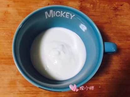 简单五步来杯青汁酸奶,酸奶300ml,找个碗或者开口大的容器都可以