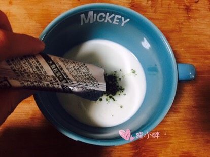 简单五步来杯青汁酸奶,加入青汁粉末两包,一包是3克