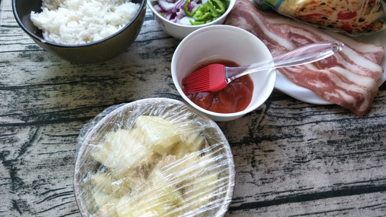 平底锅披萨(土豆米饭),土豆盖上保鲜膜,上锅大火蒸到烂即可。