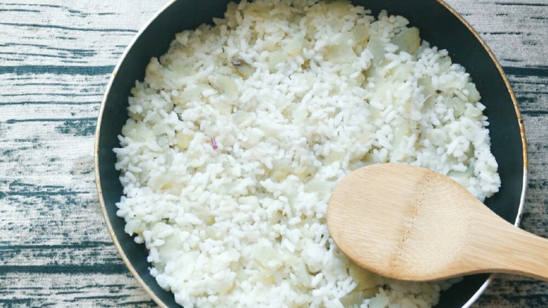 平底锅披萨(土豆米饭),然后铺入拌好的土豆米饭，用铲子压实。