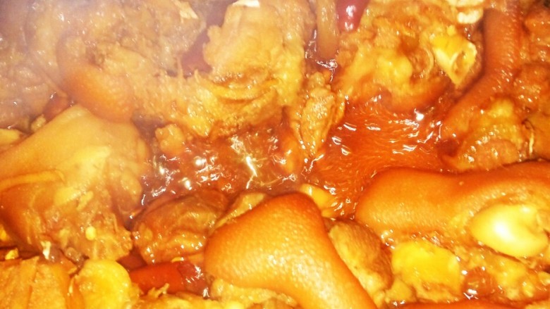 卤猪脚,开水煮一下<a style='color:red;display:inline-block;' href='/shicai/ 418'>猪脚</a>  水倒掉  冷水下锅下<a style='color:red;display:inline-block;' href='/shicai/ 692'>酱油</a><a style='color:red;display:inline-block;' href='/shicai/ 418'>猪脚</a>也下  水盖过<a style='color:red;display:inline-block;' href='/shicai/ 418'>猪脚</a>  <a style='color:red;display:inline-block;' href='/shicai/ 37'>姜</a>切丝  辣椒切小截  一起下锅  煮沸开  煮到水差不多干了  下<a style='color:red;display:inline-block;' href='/shicai/ 866'>冰糖</a>  转小火  然后收汁就可以了