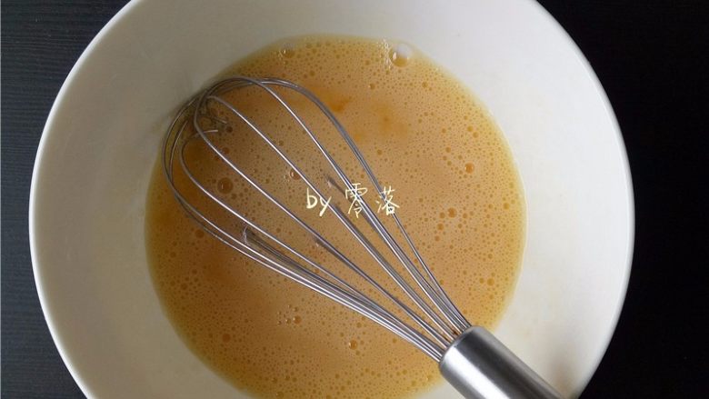紫薯铜锣烧,蛋液混合物用手动打蛋器搅拌均匀,细砂糖融化后可停止搅拌;