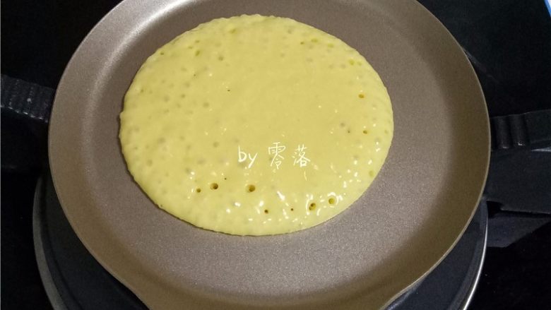 紫薯铜锣烧,开最小火,观察面饼出现密集小气泡,立即翻面;