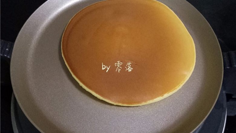 紫薯铜锣烧,翻面后的面饼,再煎几秒钟;将剩下的面糊都煎好;