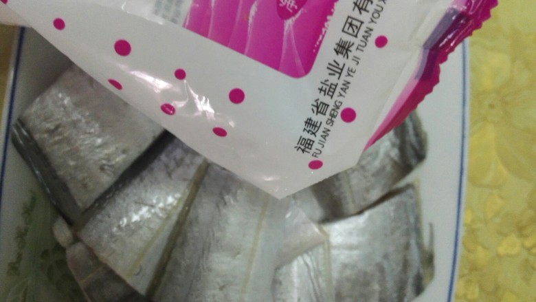 红烧带鱼+#人民的美食#,<a style='color:red;display:inline-block;' href='/shicai/ 386'>带鱼</a>切段,少许盐腌制几分钟