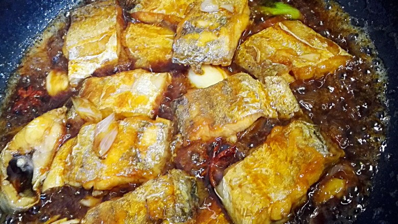 红烧带鱼+#人民的美食#,小火煮,小心翻面