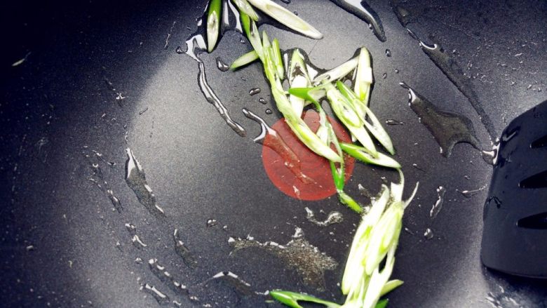 番茄炒虾,热锅热油,爆香葱花