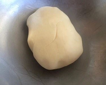 豆沙酥,制作油酥，将低筋粉和玉米油混合成团即可。