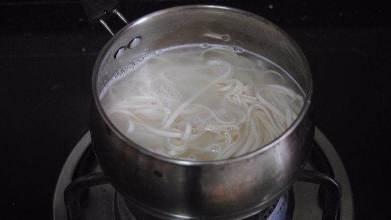 金笋肉酱拌面,烧开一奶锅清水,放入湿面