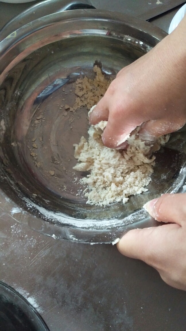 蛋黄酥,油酥部分:将材料混合,揉成团,盖上保鲜膜松弛10分钟。