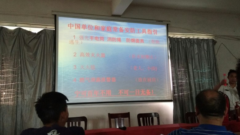 蛋黄酥,松弛好后,用油皮包油酥。收口朝上,用擀面杖将其擀成牛舌状,然后从一端卷起,继续擀成牛舌状,再卷起。将开好酥的油皮,中间按一下,将两端合起,按扁。