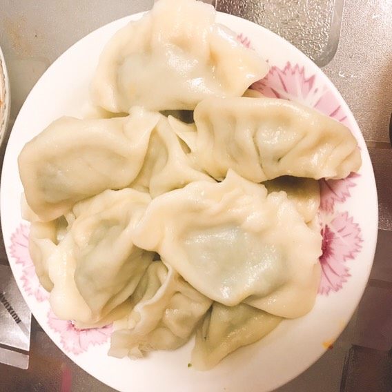 芹菜肉馅饺子+#人民的美食#,喏,热腾腾的饺子出炉喽。人民的美食,中国的美食。