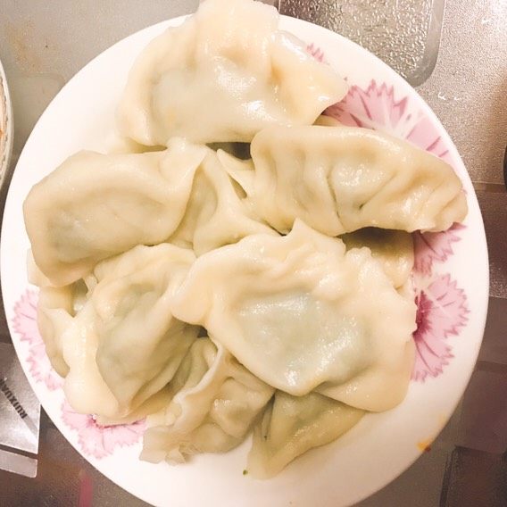 芹菜肉馅饺子+#人民的美食#,喏，热腾腾的饺子出炉喽。人民的美食，中国的美食。