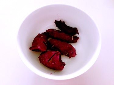 麦胚酸奶淋紫薯,对挑食人是赤裸裸的诱惑,<a style='color:red;display:inline-block;' href='/shicai/ 2643'>紫薯</a>蒸熟去皮。
