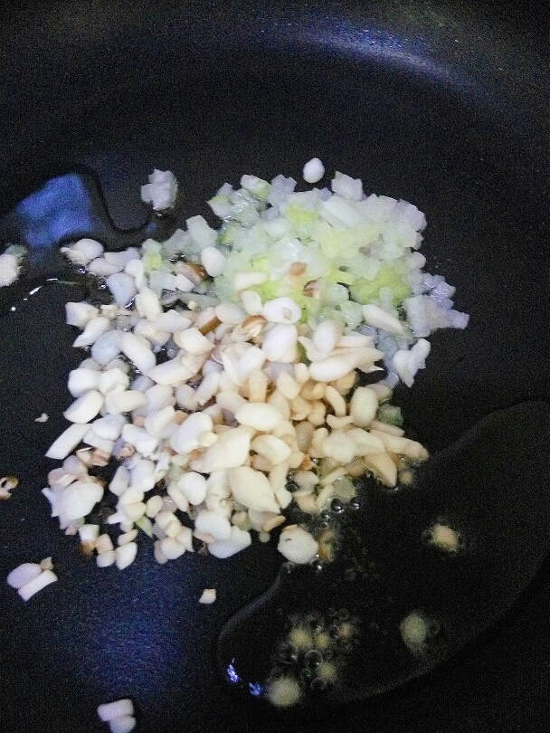 法式焗龙虾搭配香煎菲力牛肉,锅里放少许的色拉油,把洋葱和海鲜菇炒香。