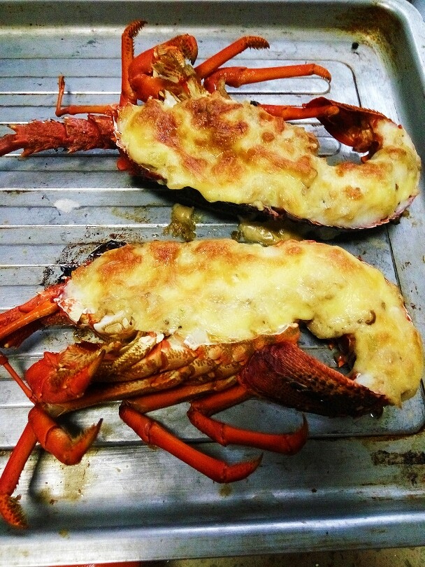 法式焗龙虾搭配香煎菲力牛肉,烤制表面金光,龙虾成熟即可。
