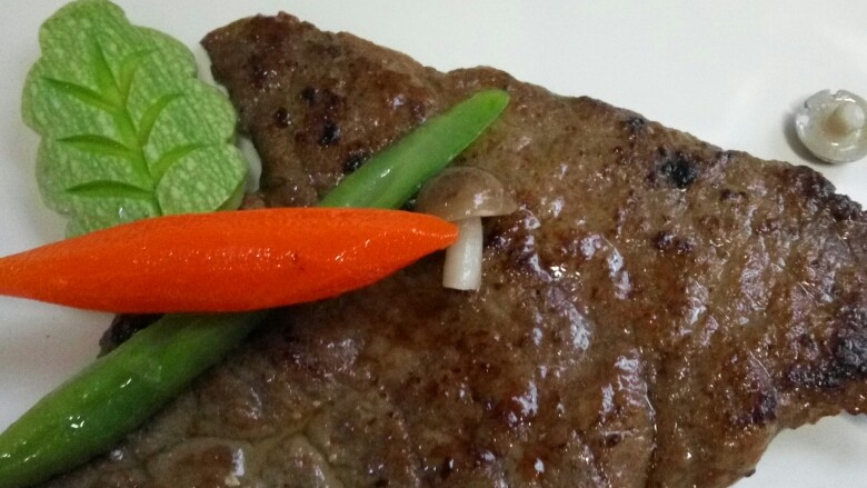 法式焗龙虾搭配香煎菲力牛肉,摆拍,牛肉放入盘子中,摆上水煮蔬菜。