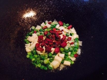 蚕豆饭,倒入火腿,翻炒一下。