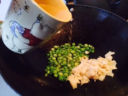 蚕豆饭,感觉小豌豆还没熟,加点水,加盖,烧两分钟。