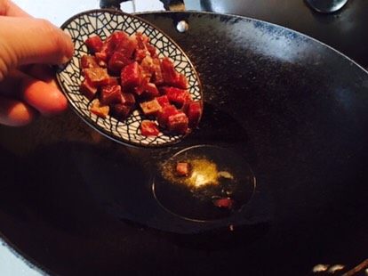 蚕豆饭,把火腿倒下去,煸炒一下。两三分钟,随后盛在小碗里。这个步骤,很香的。