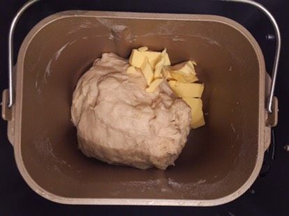 黄金吐司(老面法),揉至15-20分钟时检查面团,出现厚薄时加入黄油