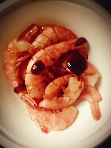 烤大虾,所有的酱料倒入大虾中，搅拌均匀，腌制半小时